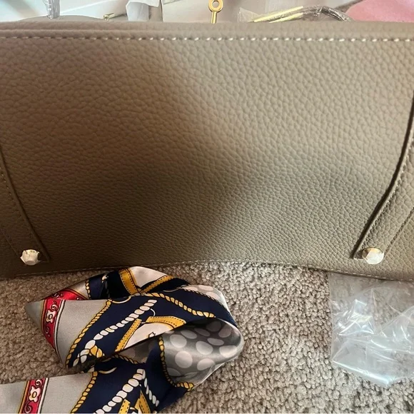 🌹SALE TO 3/25! H bag new taupe tote lock satchel bag 30cm size gold hardware new